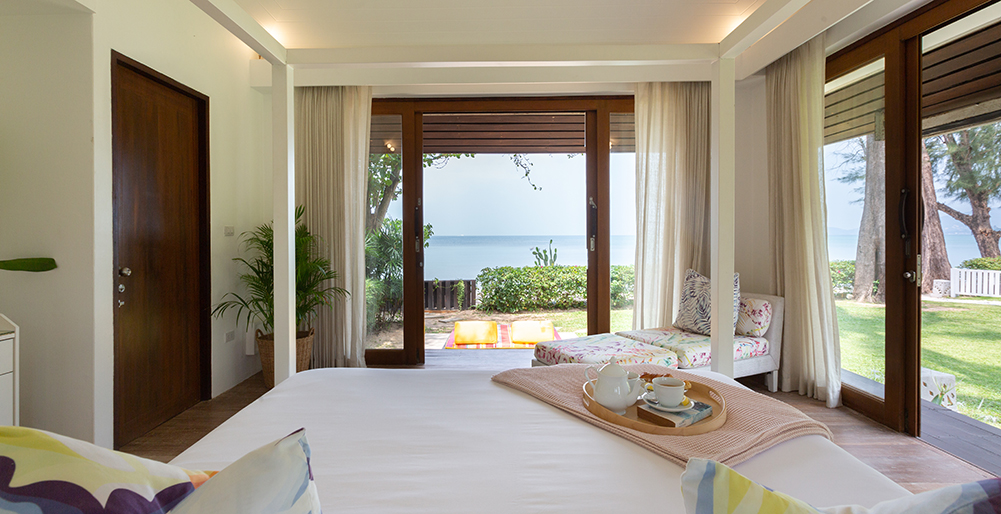 Ban Suriya - Master bedroom overlooking the beach